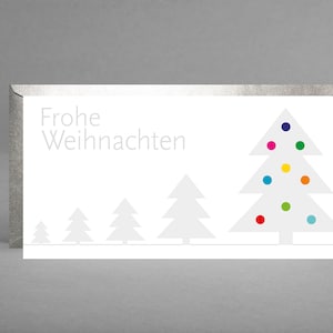 Neu - Weihnachtskarte exklusiv GLITZERNDE WEIHNACHTSBÄUME bei Schnee mit bunten Weihnachtsbaumkugeln inkl. Kuvert in Silber + Gratis-Karte