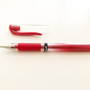 1 roter Gel-Tintenroller Uni-ball Signo UM 153 broad, metallic EXKLUSIV & DECKEND für Papiere, Kuverts, Karten  (1 Stück) + Gratis-Karte