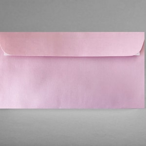 NIEUW - CHERRY BLOSSOM: Set van 5 enveloppen DIN lang C6/5 22,4 x 11,4 cm ongelijnd geribbeld Logo reliëf zonder kijkvenster, zelfklevend + gratis kaart