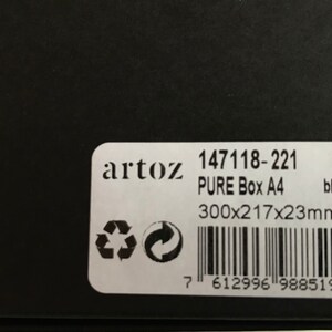 Puede incluir: Una etiqueta blanca con texto negro y un c&oacute;digo de barras. La etiqueta dice "artoz 147118-221 PURE Box A4 black 300x217x23mm 7 612996 988519".