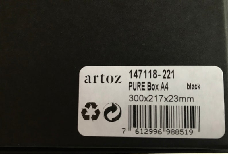 Puede incluir: Una etiqueta blanca con texto negro y un c&oacute;digo de barras. La etiqueta dice "artoz 147118-221 PURE Box A4 black 300x217x23mm 7 612996 988519".
