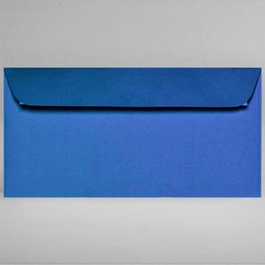 ROYAL BLUE: Set van 5 enveloppen DIN lang, C6/5, 22,4 x 11,4 cm, geribbeld, met logo reliëf, zonder kijkvenster, zelfklevend + gratis kaart (VE5)
