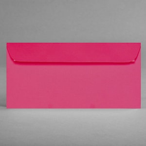 FUCHSIA: Set van 5 enveloppen DIN lang C6/5, 22,4 x 11,4 cm ongevoerd, geribd, logo in reliëf, zonder kijkvenster, zelfklevend + gratis kaart (VE5)