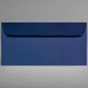 CLASSIC BLUE : Lot de 5 enveloppes DIN long C6/5 22,4 x 11,4 cm non doublé nervuré Logo gaufrage sans visualisation fenêtre auto-adhésif + carte gratuite (VE5)