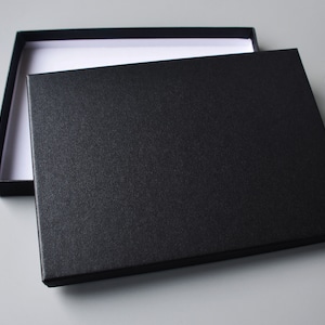 Caja negra A6 TIMELESS & CLASSIC caja de regalo/caja de fotos estable + procesada con precisión, brillante, interior blanco + tarjeta gratis