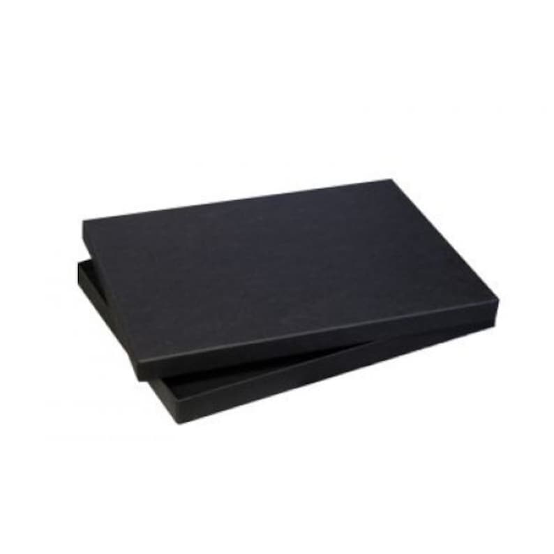 Puede incluir: Una caja de cart&oacute;n negra con tapa. La caja est&aacute; cerrada y la tapa est&aacute; ligeramente entreabierta.