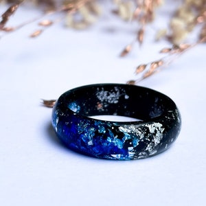 Bague en résine faite main : noire et bleue avec flocons d&#39;argent