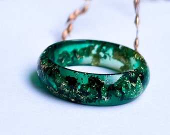 Anillo de resina verde oscuro hecho a mano con incrustaciones de escamas de oro