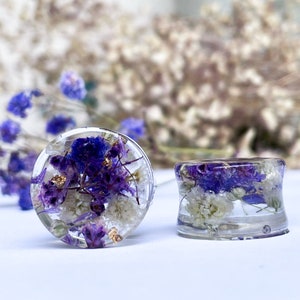 Purple and White flower plugs, real flower transparent ear plugs, ear tunnels, bio base resin, flower gauges, flower tunnels, gift for all