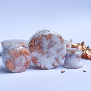 White Resin Ear Tunnels with Copper Flakes: Biobased Gauges