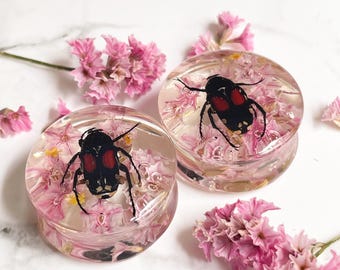 Tapones de resina con forma de escarabajo y flores rosas – Medidores de insectos hechos a mano