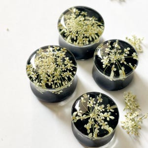 Floral gauges, Black plugs, Small flower plugs,  Real Plant transparent ear plugs, Pastel Goth, Ear tunnels, BIO BASED Gauges, Gift for all.