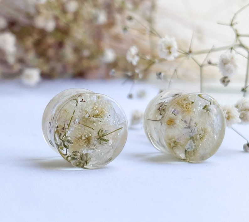 Bouchons floraux blancs, Bouchons d'oreilles transparents avec vraies fleurs, Tunnels auriculaires, Jauges BIO, Cadeau pour tous, Jauge de mariage, Bouchons naturels image 2