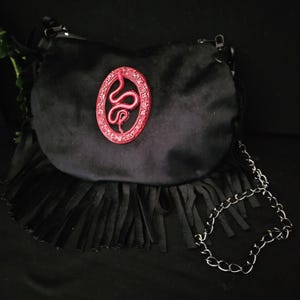 Bolso bandolera de piel de serpiente negra y roja, bolso de terciopelo negro, con cierre de cremallera y cadena para el hombro.