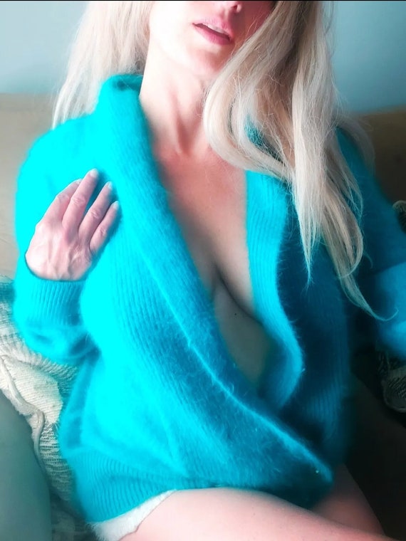 Heaven! 80% Fuzzy n Fluffy angora soft sweater blu