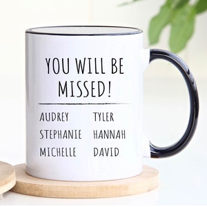 Peut inclure: Une tasse &agrave; caf&eacute; en c&eacute;ramique blanche avec un bord et une poign&eacute;e noirs. La tasse porte le texte "You will be missed!" avec une ligne en dessous. Sous la ligne se trouvent les noms Audrey, Stephanie, Michelle, Tyler, Hannah et David.