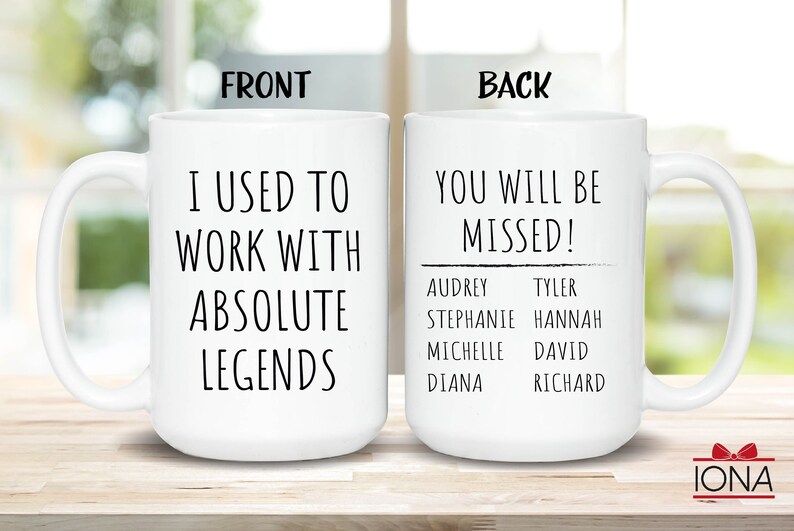 Peut inclure: Une tasse en c&eacute;ramique blanche avec du texte noir qui dit "J'ai travaill&eacute; avec des l&eacute;gendes absolues" sur le devant et "Vous allez nous manquer !" avec une liste de noms au dos.