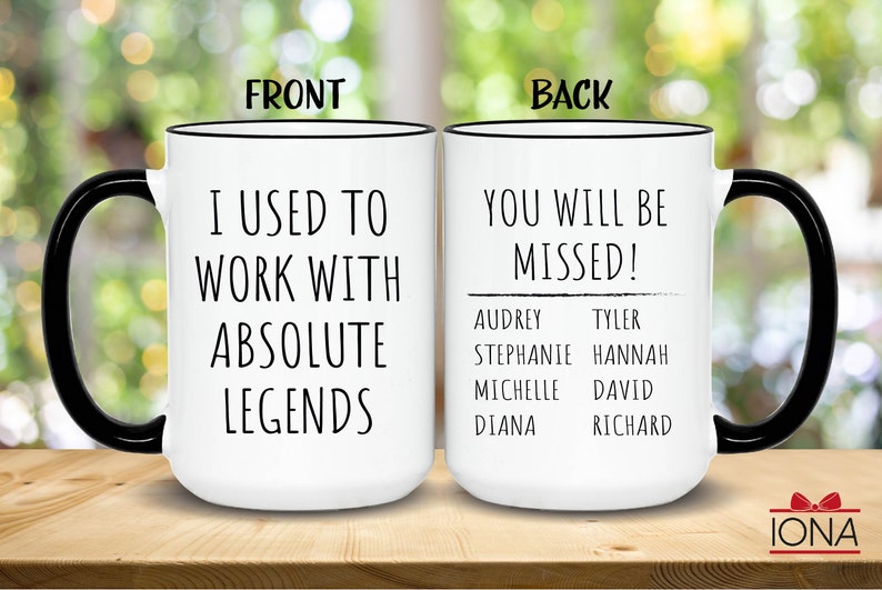 Peut inclure: Une tasse &agrave; caf&eacute; en c&eacute;ramique blanche avec une poign&eacute;e noire et un bord noir. Le devant de la tasse est inscrit "J'ai travaill&eacute; avec des l&eacute;gendes absolues". Le dos de la tasse est inscrit "Tu vas nous manquer !" avec une liste de noms : Audrey, Tyler, Stephanie, Hannah, Michelle, David, Diana, Richard.