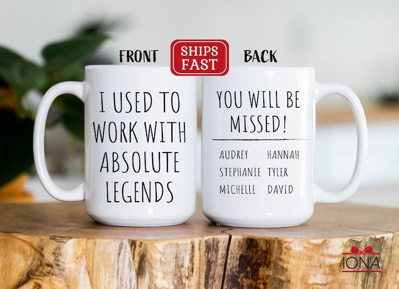 Peut inclure: Une tasse &agrave; caf&eacute; en c&eacute;ramique blanche avec du texte noir qui dit "J'ai travaill&eacute; avec des l&eacute;gendes absolues" sur le devant et "Vous allez nous manquer !" avec une liste de noms au dos.