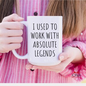 Peut inclure: Une tasse en c&eacute;ramique blanche avec du texte noir qui dit "J'ai l'habitude de travailler avec des l&eacute;gendes absolues".
