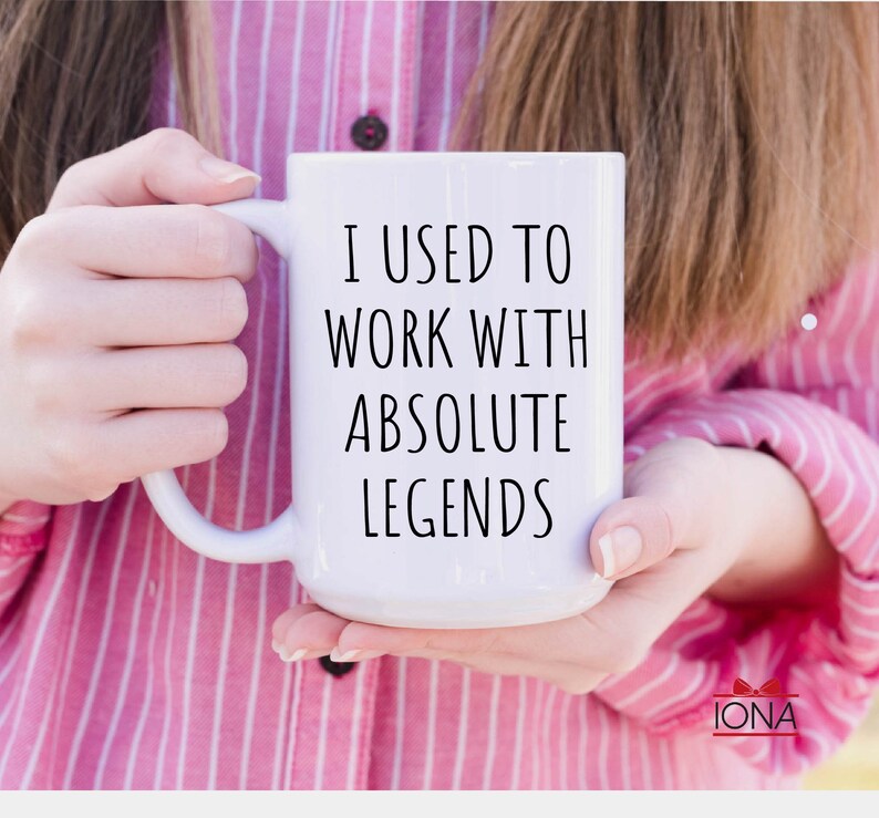 Peut inclure: Une tasse en c&eacute;ramique blanche avec du texte noir qui dit "J'ai l'habitude de travailler avec des l&eacute;gendes absolues".