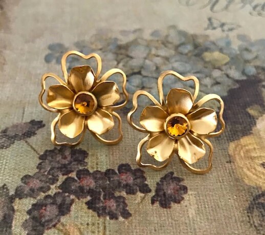 Vintage 1970's Gold-tone Flower Design Clip-on Earrings With
