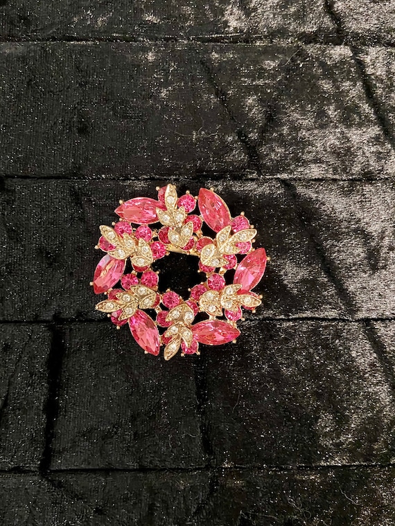 Beautiful Pink Wreath Brooch