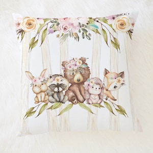 Housse de coussin fille animaux des bois, décoration de chambre d&#39;enfant des bois, literie de chambre de petite fille des bois, cadeau bébé des bois, ours renard raton laveur lapin - FoF