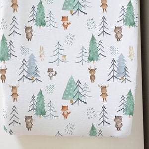 Housse de matelas à langer Woodland, décoration de chambre d&#39;animaux de la forêt scandinave, cadeau de baby shower neutre sexiste - Scandi Woodland