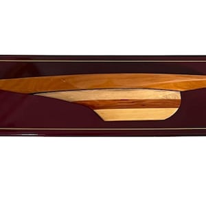 Könnte beinhalten: Holzkunstwerk mit einem geschichteten Design. Das Kunstwerk hat einen dunkelroten Hintergrund mit einem goldenen Rand. Das zentrale Design besteht aus verschiedenen Holztönen, darunter helle und dunkle Brauntöne und Beige.