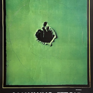 Può includere: Un poster verde con un cerchio nero al centro. Il cerchio ha un buco al centro. Il poster ha il testo "SAMMLUNG ETZOLD" in lettere nere in basso. Il testo "KÖLNISCHER KUNSTVEREIN" è sotto il titolo. Il testo "KÖLN, 29. MAI BIS 19. JULI 1970" è sotto il testo "KÖLNISCHER KUNSTVEREIN". Il testo "TAGLICH 10-17, FREITAGS 10-21 UHR" è sotto il testo "KÖLN, 29. MAI BIS 19. JULI 1970".