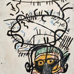Puede incluir: Obra de arte abstracta de Basquiat, con un contorno negro de una cara y l&iacute;neas garabateadas. La cara tiene acentos amarillos y verdes. Las palabras "BASQUIAT" y "LOUISIANA" son visibles en la parte inferior.