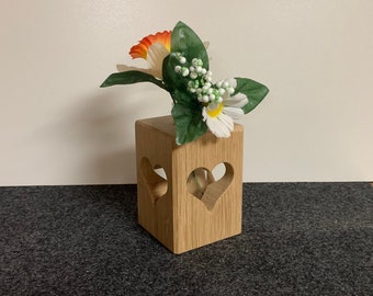 Vase Massivholz mit Herzausschnitt, Eiche, mit Reagenzglas