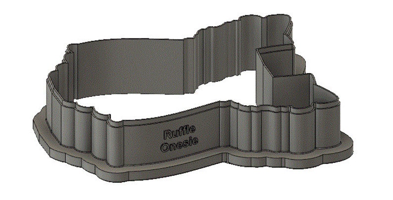 Peut inclure: Emporte-pi&egrave;ce en plastique gris en forme de grenouill&egrave;re avec les mots "Ruffle Onesie" en bas.