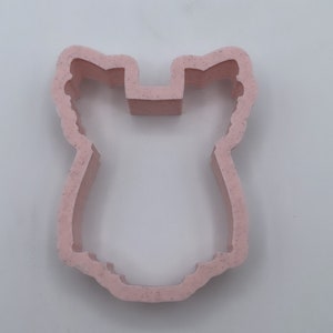 Peut inclure: Un emporte-pi&egrave;ce en plastique rose en forme de grenouill&egrave;re.