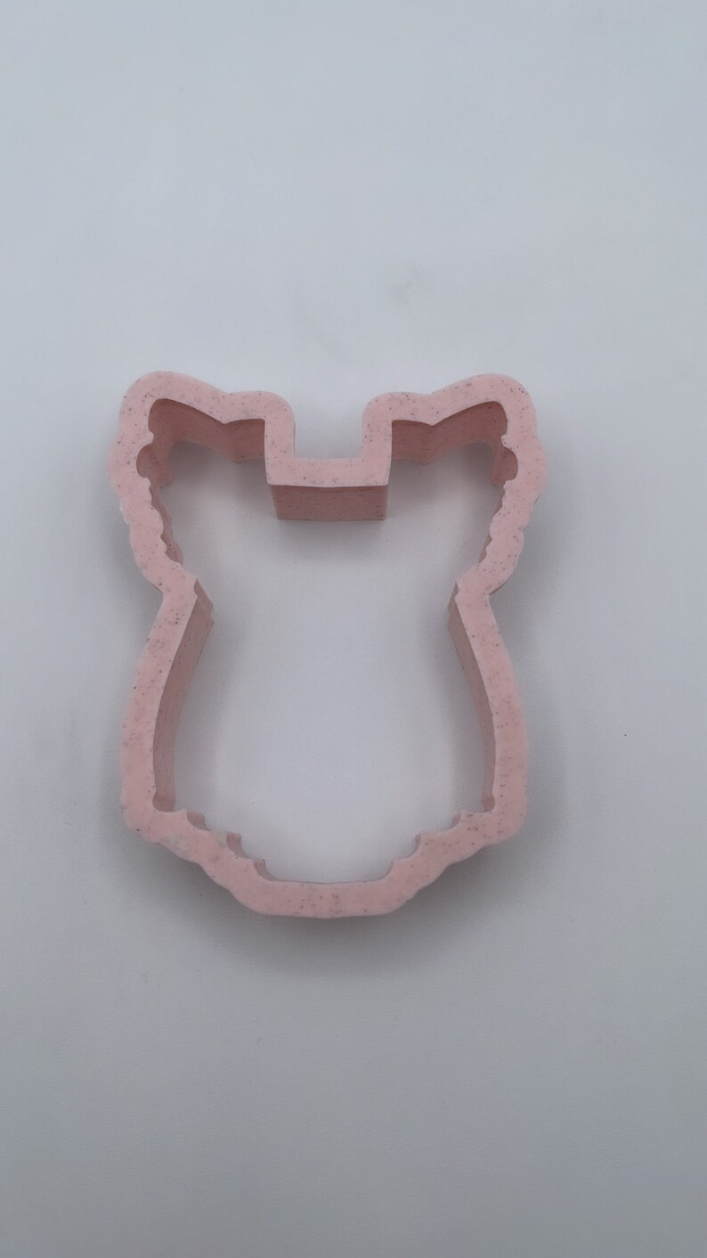 Peut inclure: Un emporte-pi&egrave;ce en plastique rose en forme de grenouill&egrave;re.