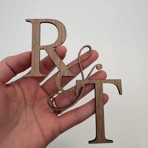 Drewniana zawieszka na tort z inicjałem ślubnym | Zaręczyny | Niestandardowe | Spersonalizowana zawieszka na tort z drewna | Drewniany klejnot do tortu | Rocznica | Na zamówienie
