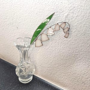 Vitrail muguet, fleur de vitrail, fleur de mai, piquet de plante, piquet de plante, fleur d'anniversaire de mai, panneau de vitrail