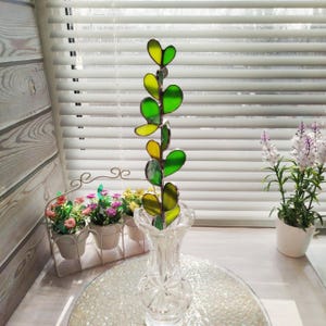 Glasmalerei Eukalyptus auf einem Stiel, Eukalyptuspflanze, Handgefertigter Glas-Sonnenfänger, Glasmalerei-Zweig, Hochzeitssträuße, Blumenpflanzenpfahl