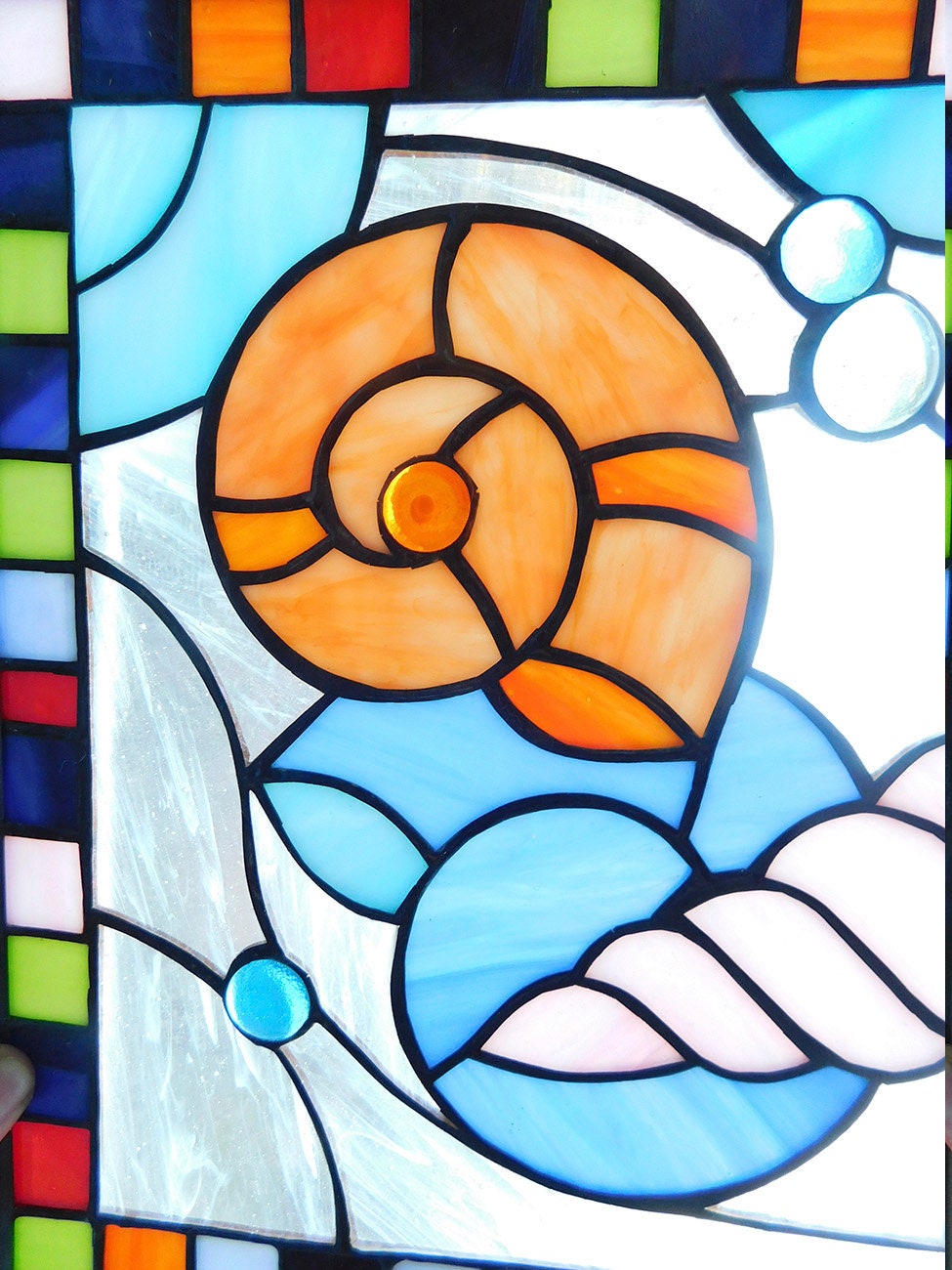 ステンドグラスの貝殻、ステンドグラスのパネルのサンキャッチャー、窓