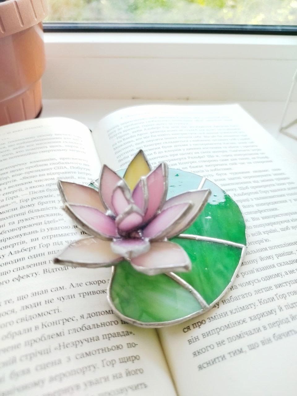 ステンドグラスの蓮3D、睡蓮の花、ピンクの蓮の植物の本棚装飾 - Etsy 日本