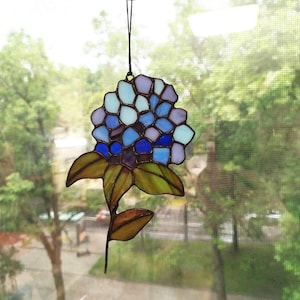 Blaue Hortensie aus Buntglas, floraler Sonnenfänger, hängende Fensterdekoration