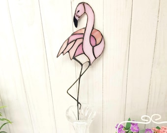 Estacas de jardim em vitral com flamingos, pássaros para apanhadores de sol, decoram vasos ou floreiras.
