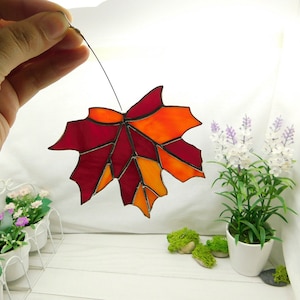 Roter Herbst Ahornblatt, Dekor von Blättern von Halloween, Glasmalerei Dekor, Dekoration eines Hauses aus Ahornblättern, künstlerische Glas, Herbstblatt