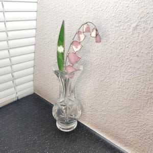 Glasmalerei Maiglöckchen, rosa Maiglöckchen, Maiblume, Pflanzeneinsatz, Pflanzenspitze, Mai-Geburtstagsblume, Glasmalerei-Panel