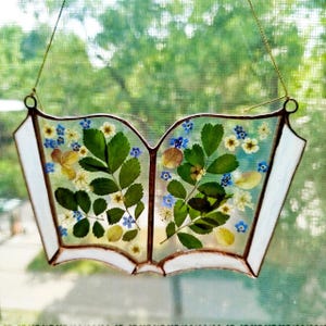 Libro de vidrieras con flores secas reales, arte botánico en vidrio, regalo único para amantes de la lectura y profesores, decoración natural, arte con flores prensadas.