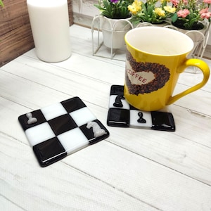 Posavasos de vidrio fusionado, ajedrez de vidrio hecho a mano, juego de ajedrez de vidrio, vidrio fusionado, sala de estar, posavasos hechos a mano, posavasos de vidrio, regalo hecho a mano