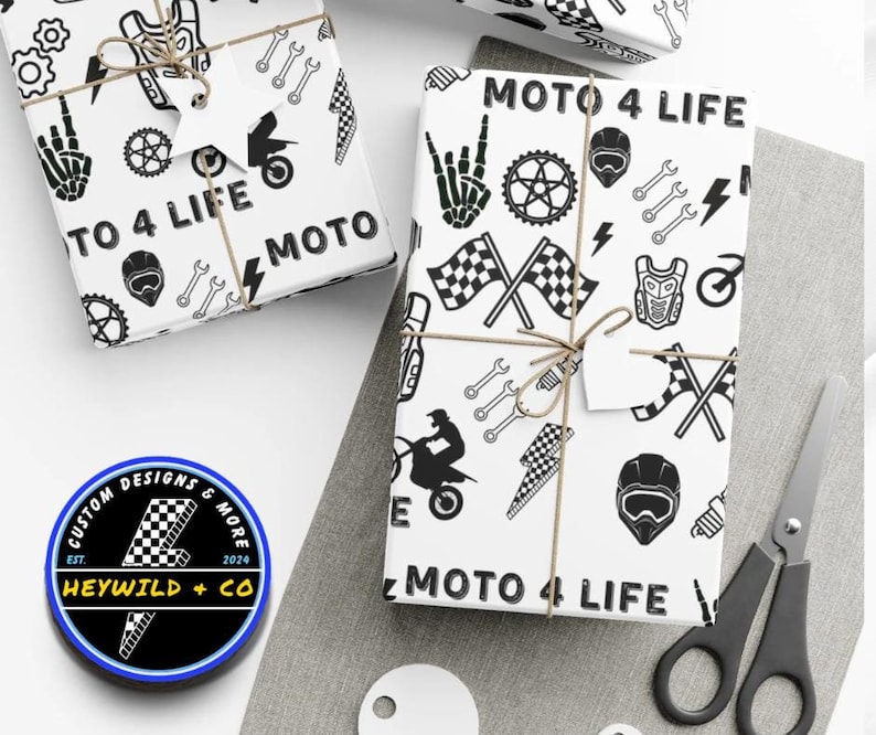 Puede incluir: Papel de regalo blanco y negro con tem&aacute;tica de motocicleta. El papel presenta una variedad de im&aacute;genes relacionadas con la motocicleta, incluyendo una motocicleta, un casco, una llave y una bandera a cuadros. El papel tambi&eacute;n incluye el texto "Moto 4 Life".