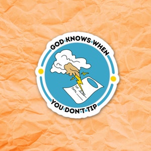 Könnte beinhalten: Ein blauer und weißer Aufkleber mit dem Text "God Knows When You Don't Tip" und einer Cartoon-Illustration eines Blitzes, der einen Beleg mit den Worten "Tip 0.00 Total" trifft.