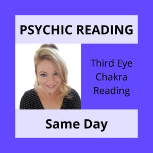 Könnte beinhalten: Eine Frau mit blonden Haaren lächelt in die Kamera. Der Text "Psychic Reading" befindet sich oben im Bild. Der Text "Third Eye Chakra Reading" befindet sich rechts im Bild. Der Text "Same Day" befindet sich unten im Bild.